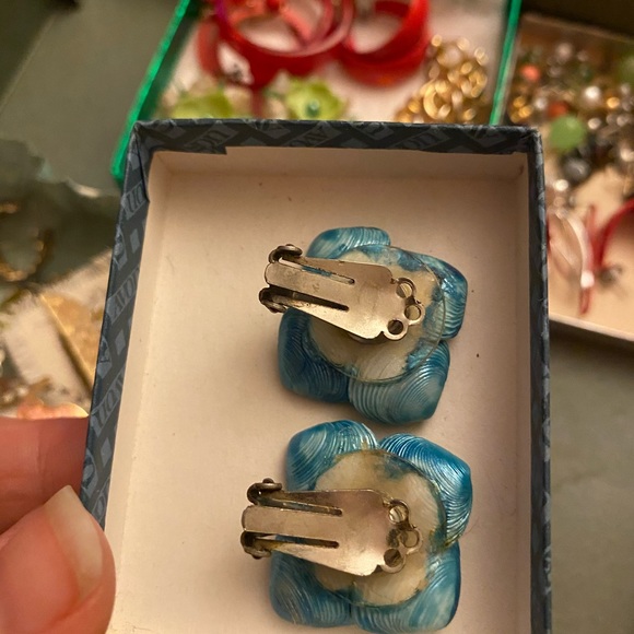 Love! Beautifully handmade:painted shell clip ons - Picture 2 of 7